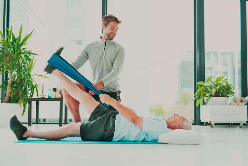 Kinesitherapie in Antwerpen - i-improve - kine & coaching in Antwerpen-Zuid - kinesist met oudere man
