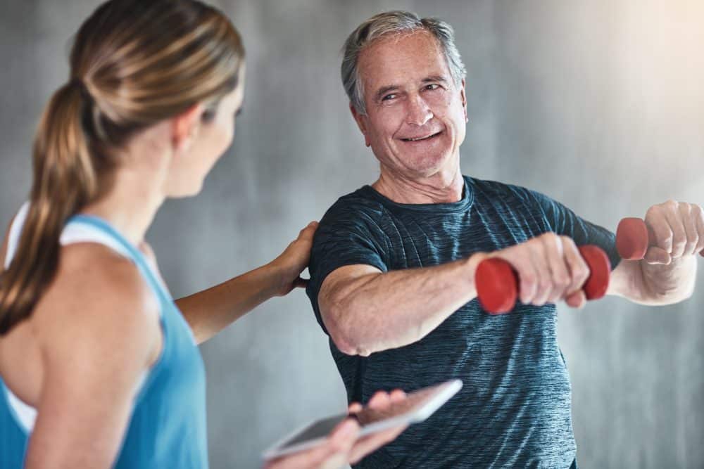 Oefentherapie, coaching en begeleiding op maat - Coaching met een oudere man - I-Improve Kine & Coaching Antwerpen
